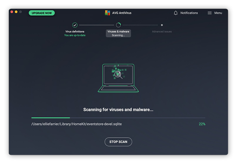 AVG AntiVirus FREE ejecuta un análisis inteligente para encontrar y eliminar virus en un portátil Mac.